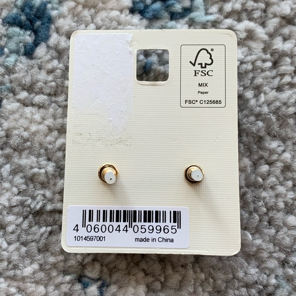 ️NWT gold plated earrings - Picture 4 of 4